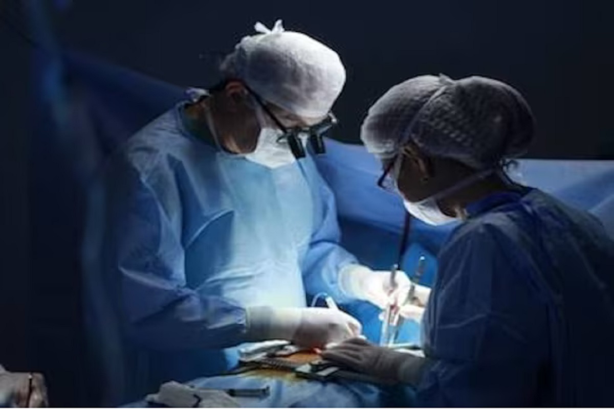 चमत्कार! खांद्यापासून तुटलेला हात, AIIMS च्या डॉक्टरांनी पुन्हा जोडला