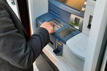 बँक बॅलेन्स वाढवण्यासाठी खतरनाक जुगाड; ATM मध्ये पैशांऐवजी टाकलं असं काही की...