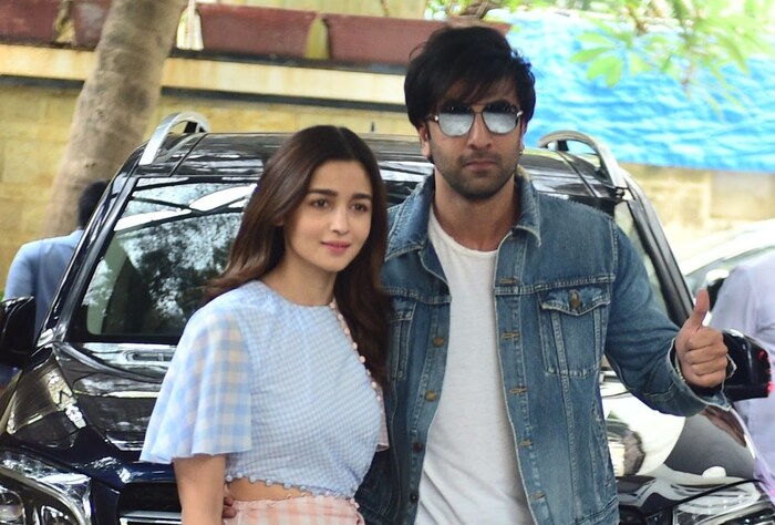 या स्टार कपलने लेकीचं नाव राहा असं ठेवलं आहे. आलियाची लेक राहा फक्त आठ महिन्यांची आहे. तिचा चेहरा अजूनही सगळ्यांपासून लपवून ठेवलेला आहे. 