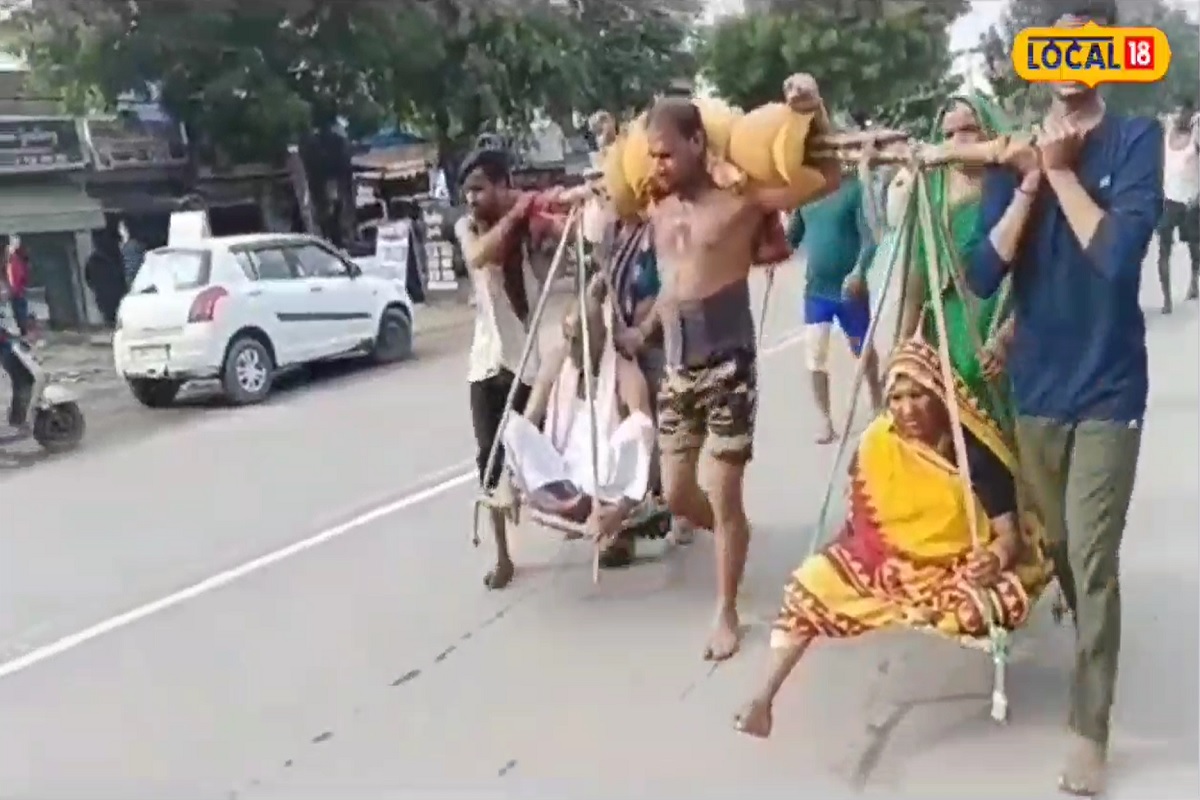 आजच्या काळात श्रावणबाळ पाहायला मिळणं फार कठीण आहे. मात्र अशी अनेक मुलं असतात जी आपल्या पालकांना अत्यंत जीवापाड जपतात.