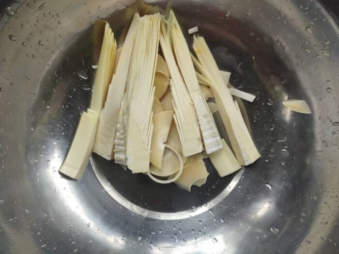 वाळलेल्या खोरिसाचा लोक वर्षभर वापर करतात. आसाममध्ये उन्हाळ्यात कोंब सुकवून त्यात डाळी मिसळून खाण्याची परंपरा आहे.