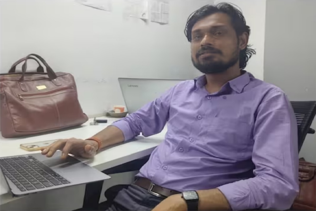 त्याने प्रवाशांनो, आता काच फेरीचं भाडं द्या, असं आवाहन सर्वांना केलं आहे.