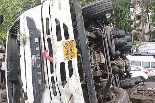 ट्रकचा भीषण अपघात  