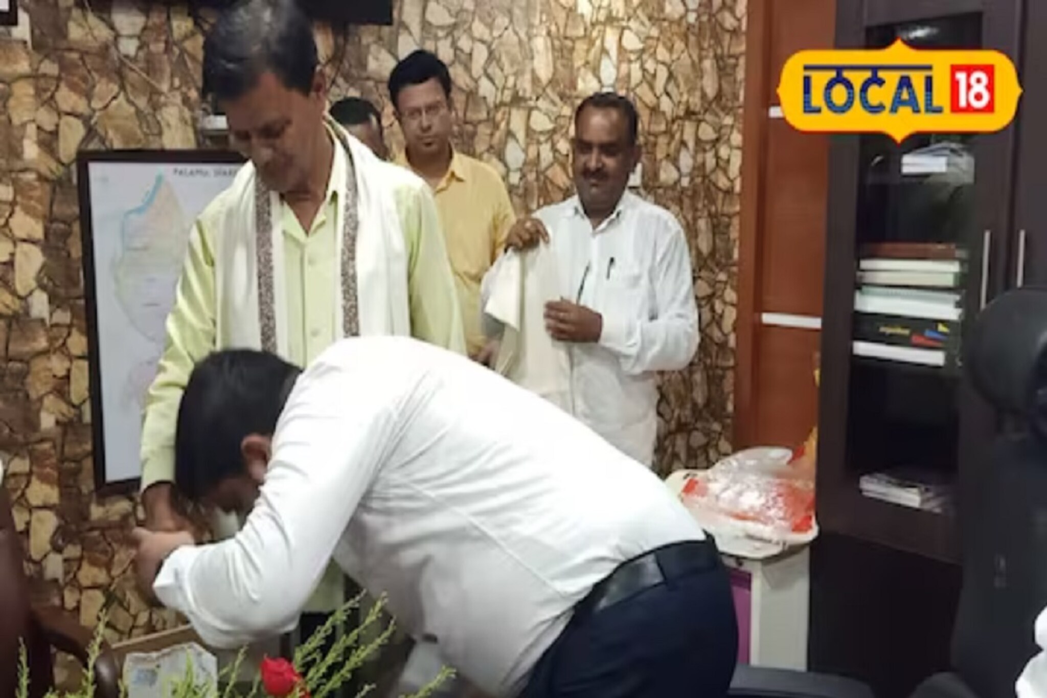 ...आणि IAS अधिकाऱ्यांनी धरले चक्क शिपायाचे पाय, सांगितलं भावुक कारण