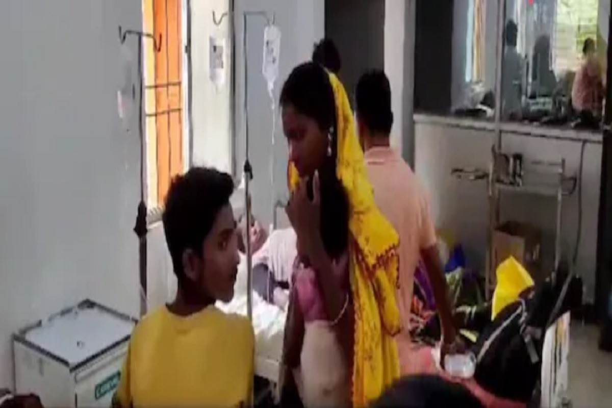 भाजी खाताच लोक आजारी पडले. सर्वांना उलटीसारखं वाटू लागलं. अनेकजण चक्कर येऊन कोसळले.