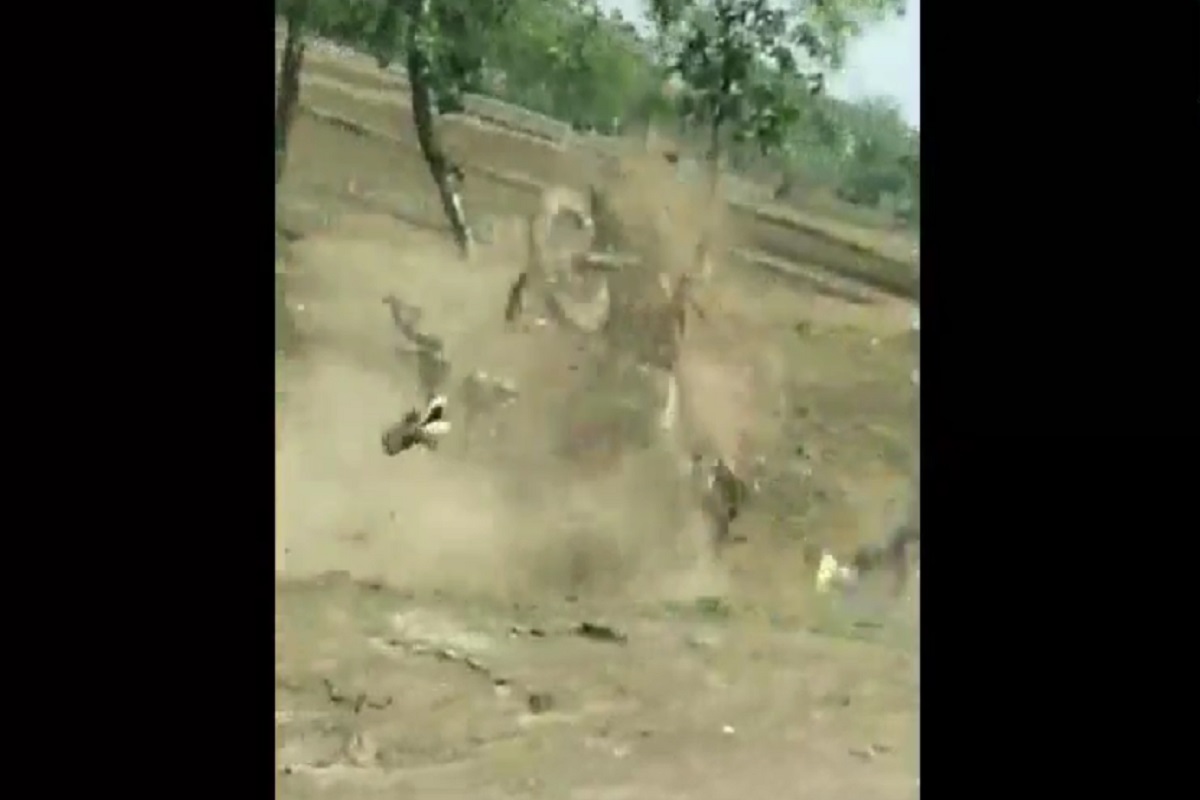 दोघं मस्त स्टंटबाजी करत बाइक चालवत होते. शिवाय दोघांनीही हेल्मेट घातलं नव्हतं.