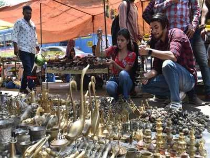 पुण्यात असा एक बाजार आहे जिथे तुम्ही जुन्या शालेय ग्रामोफोनपासून ते काळात गेलेल्या पितळ्याच्या भांड्यांपर्यंतच्या वस्तूंची खेरदी करू शकतात. 