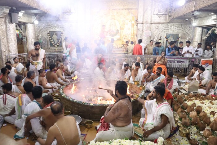 जगाचं कल्याण व्हावे. महाराष्ट्र सुजलाम-सुफलाम आणि आरोग्यसंपन्न व्हावा यासाठी हा विधी करण्यात येतोय. वेदमूर्ती नटराजशास्त्री यांच्या 125 ब्रह्मवृंद यामध्ये सहभागी झाले आहेत.