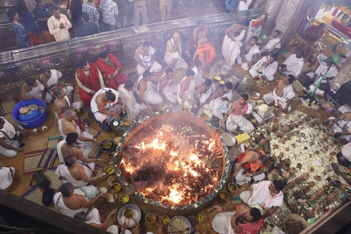 मंदिरात अतिरुद्र महायज्ञ आणि वेगवेगळ्या धार्मिक कार्यक्रमांत भाविकांनी सहभागी व्हावे, असं आवाहन ट्रस्टकडून करण्यात आलंय.