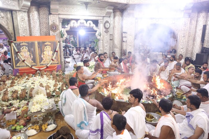 राजू सांकला आणि रंजना सांकला यांनी सुरुवातीला य विधीचा संकल्प केला. शनिवार, 15 जुलैपर्यंत रोज दुपारी हे धार्मिक विधी मंदिरात होणार आहेत.