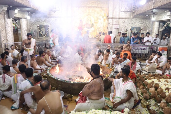 रुद्र होम, गणेश याग यांसह वेगवेळे अभिषेक आणि धार्मिक विधी या अंतर्गत केले जात आहेत. गणपती मंदिरात सभामंडपात भव्य होमकुंड साकारुन हे अतिरुद्र होम करण्यात येत आहेत.