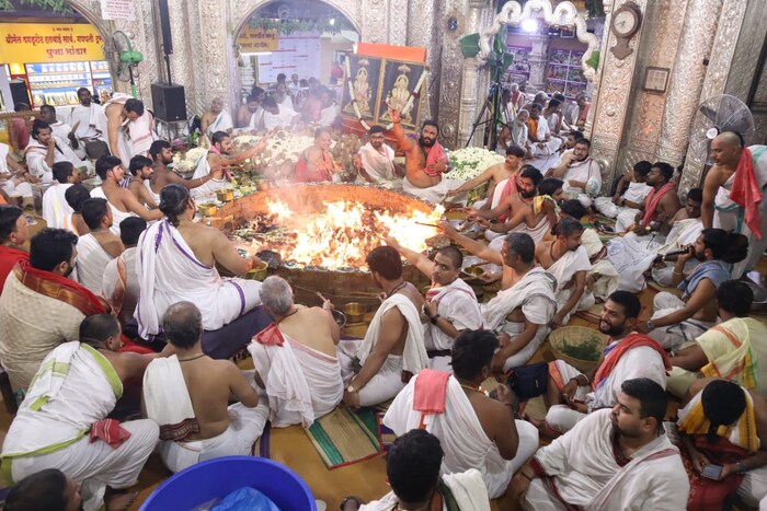 21 आयुर्वेदिक औषधी वापर होम-हवनाच्या वेळी करण्यात येत आहे. सर्व नद्यांच्या एकत्रित केलेल्या मंत्रोच्चारीत पाण्याचा बाप्पाला जलाभिषेक करण्यात येत आहे.