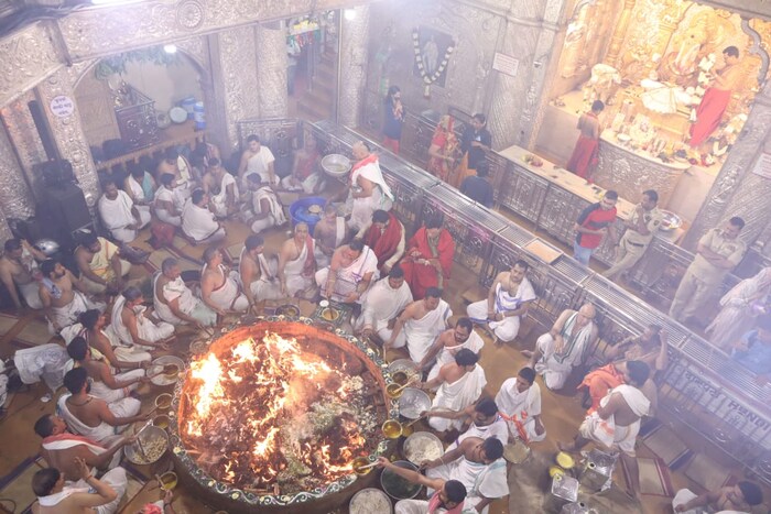   जगप्रसिद्ध श्रीमंत दगडूशेठ गणपती मंदिरात अतीरुद्र महायज्ञाला सुरूवात झालीय.