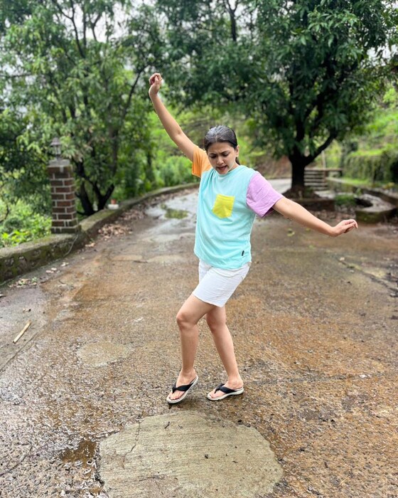  कोणीतरी मला 'कसाटा आईस्क्रीम' आहे असं म्हटले आहे आणि ते खूप योग्य आहे! जस्ट चिलीन, असं कॅप्शन देत ज्ञानदाने फोटो शेअर केलेत. या फोटोवर एका ट्रोलरनं, "कापड कमी पडलं वाटतं", अशी कमेंट केली आहे.