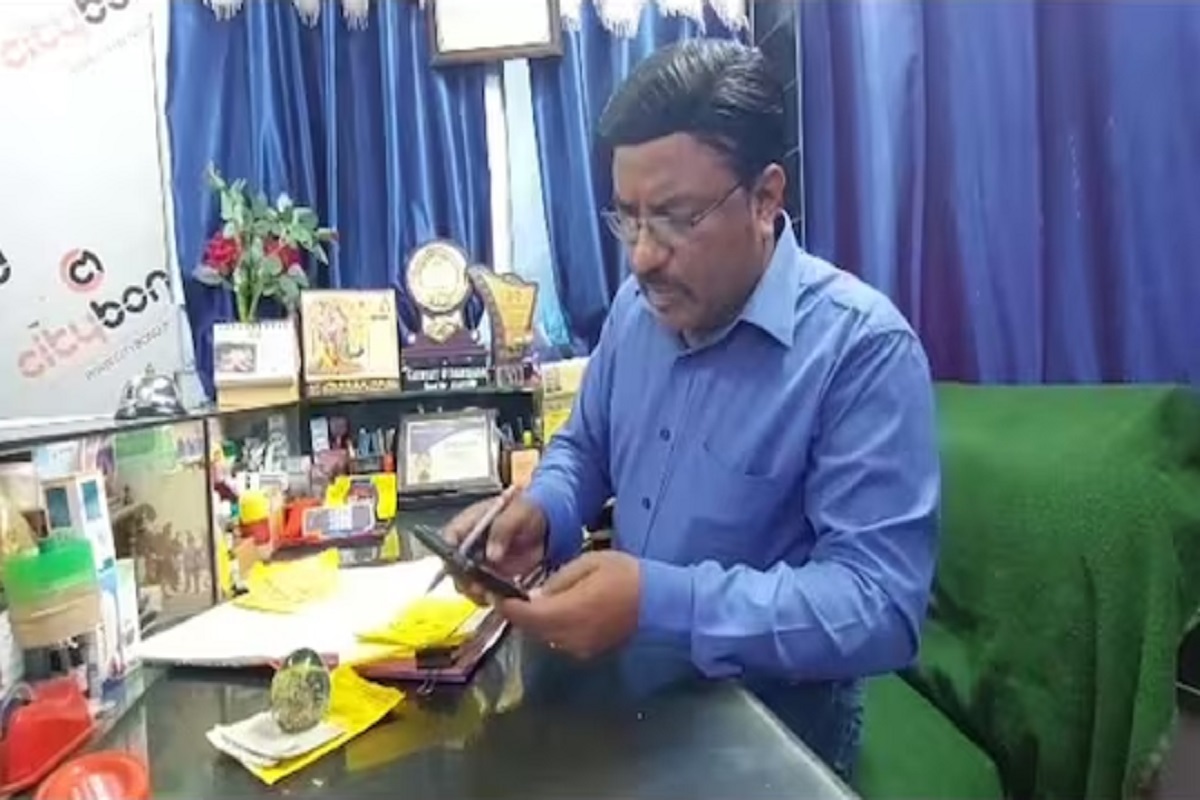 1200 लोकसंख्येच्या या गावात 80 टक्के लोक गावातच उपचार करून घेतात.