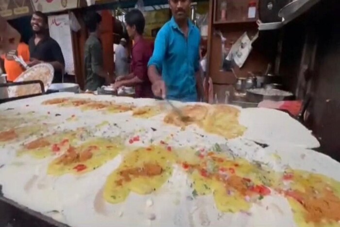 महालक्ष्मी टिफिन सेंटरच्या मालकाने सांगितलं, 'आम्ही स्वच्छता पाळून उच्च दर्जाच्या घटकांपासून खाद्यपदार्थ बनवत आहोत. आम्ही ग्राहकांना आमचं दैवत मानतो. चांगली किंवा जेमतेम आर्थिक स्थिती असलेल्या सर्व प्रकारच्या लोकांना परवडतील अशा किंमती आम्ही निश्चित केलेल्या आहे. मसाला डोसा 40 रुपये, बटर डोसा 70 रुपये, घी डोसा 90 रुपये, पालक डोसा 100 रुपये आणि पिझ्झा डोसा 150 रुपयांना विकला जातो.