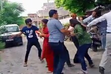 एसी रूम घेतली नाही, रस्त्यावरच माहेरच्या मंडळींनी सासरच्या लोकांना धुतलं