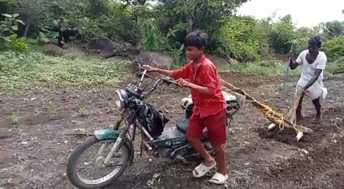 सोम कमला बापू म्हणाले, 'मला माझा खिसा (आर्थिक परिस्थिती) माझ्या शेतजमिनीवर मजूर आणि ट्रॅक्टर आणण्यास साथ देत नाही. म्हणूनच मुलाच्या आणि नातवाच्या मदतीने मोपेडवर चालणारा नांगर तयार करण्याची कल्पना मला सुचली.'