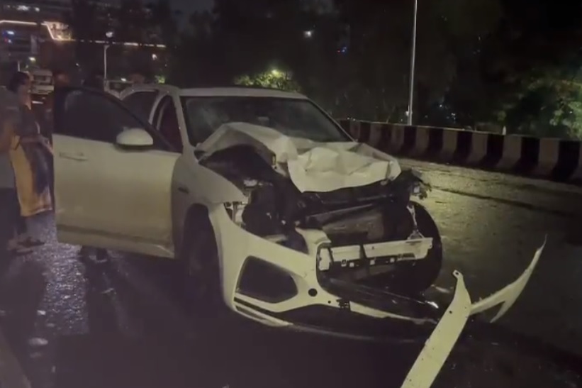 अहमदाबाद :  ट्रक आणि थार गाडीचा भीषण अपघात झाला. त्याच वेळी तिथे 120 स्पीडने येणाऱ्या गाडीनं काही लोकांना चिरडलं आणि आपल्यासोबत फरफटत नेल्याची घटना समोर आली आहे. 