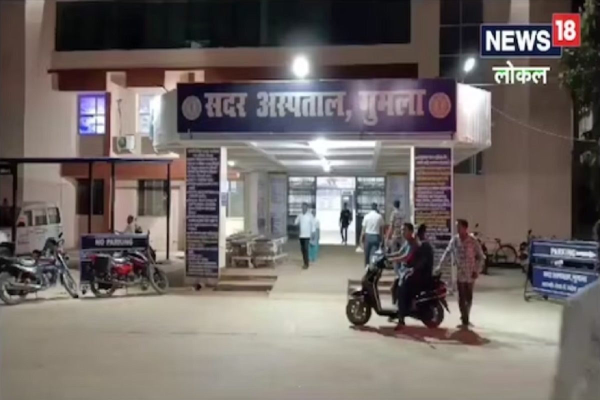 आईचा जीव बाळातच असतो याचा जिवंत प्रत्यय झारखंडच्या गुमला जिल्ह्यातून आला आहे.