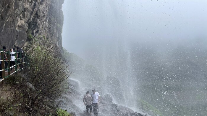 सध्या या परिसरात मुसळधार पाऊस बरसत असल्याने मोठ्या संख्येने पर्यटक हरिचंद्रगडावर हजेरी लावत आहेत.