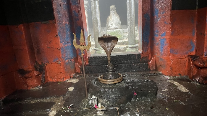 हरिश्चंद्रेश्वराचे मंदिर, केदारेश्वराची गुहा, तारामती शिखर, कोकणकडा पुष्करणी कुंड, सात गुहा आदी पर्यटनाची आकर्षण केंद्रं या ठिकाणी आहेत.