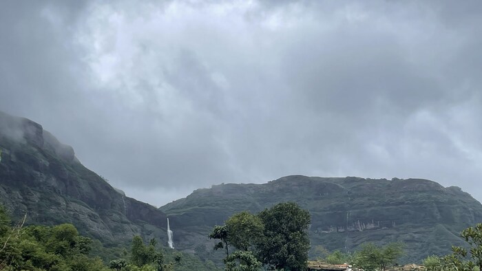  महाराष्टातील तीन क्रमांकाचे सर्वात उंच शिखर म्हणून हरिचंद्रगडाची ओळख आहे. सह्याद्री पर्वत रांगेत घाटमाथ्यावर हे ठिकाण आहे.