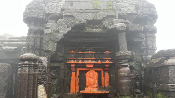 हरिश्चंद्रगडावरील नयनरम्य दृश्य पर्यटकांच्या डोळ्यांचे पारणे फेडत आहे.