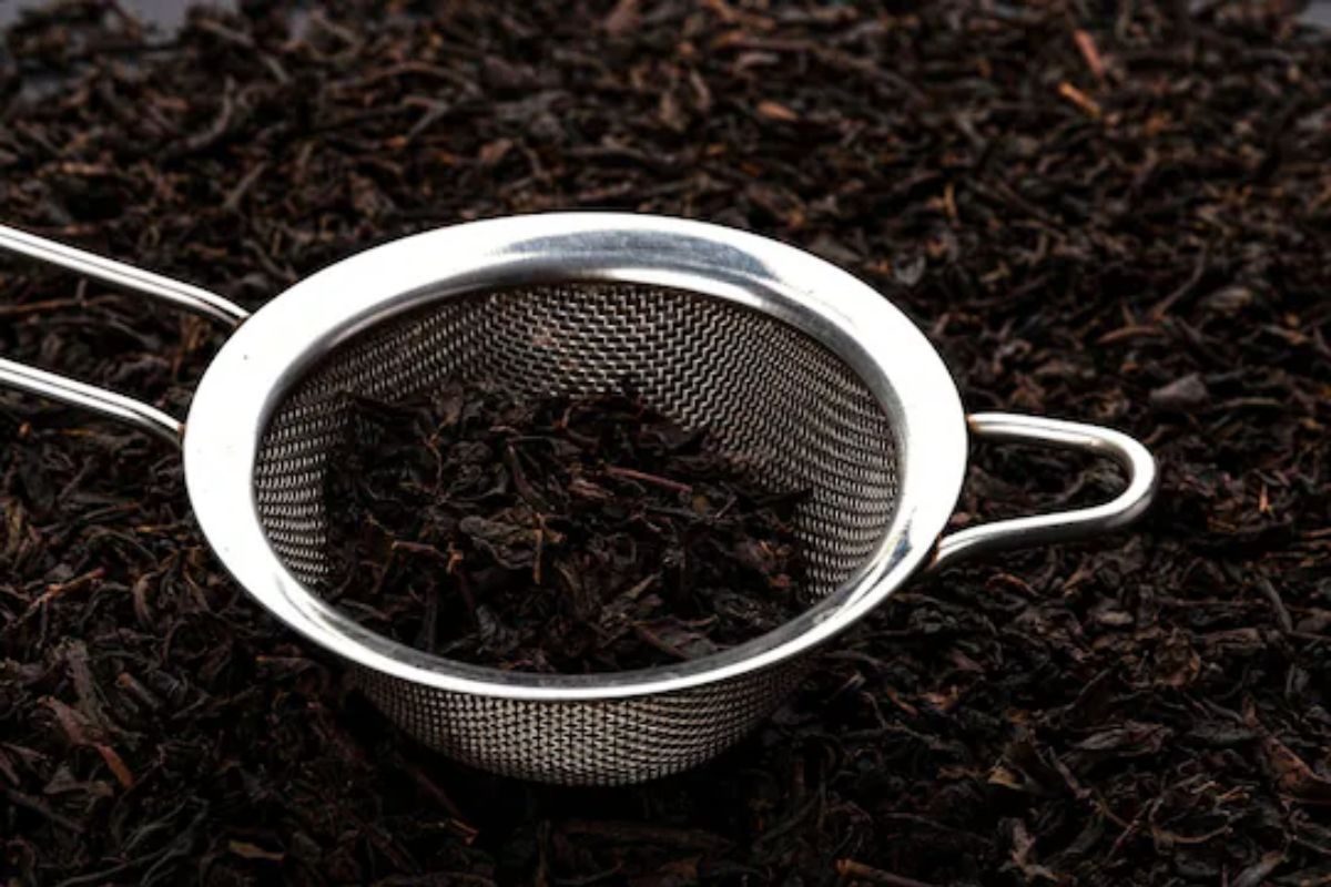 चुटकीसरशी करा स्वच्छ चहाची गाळणी, वापरा या टीप्स