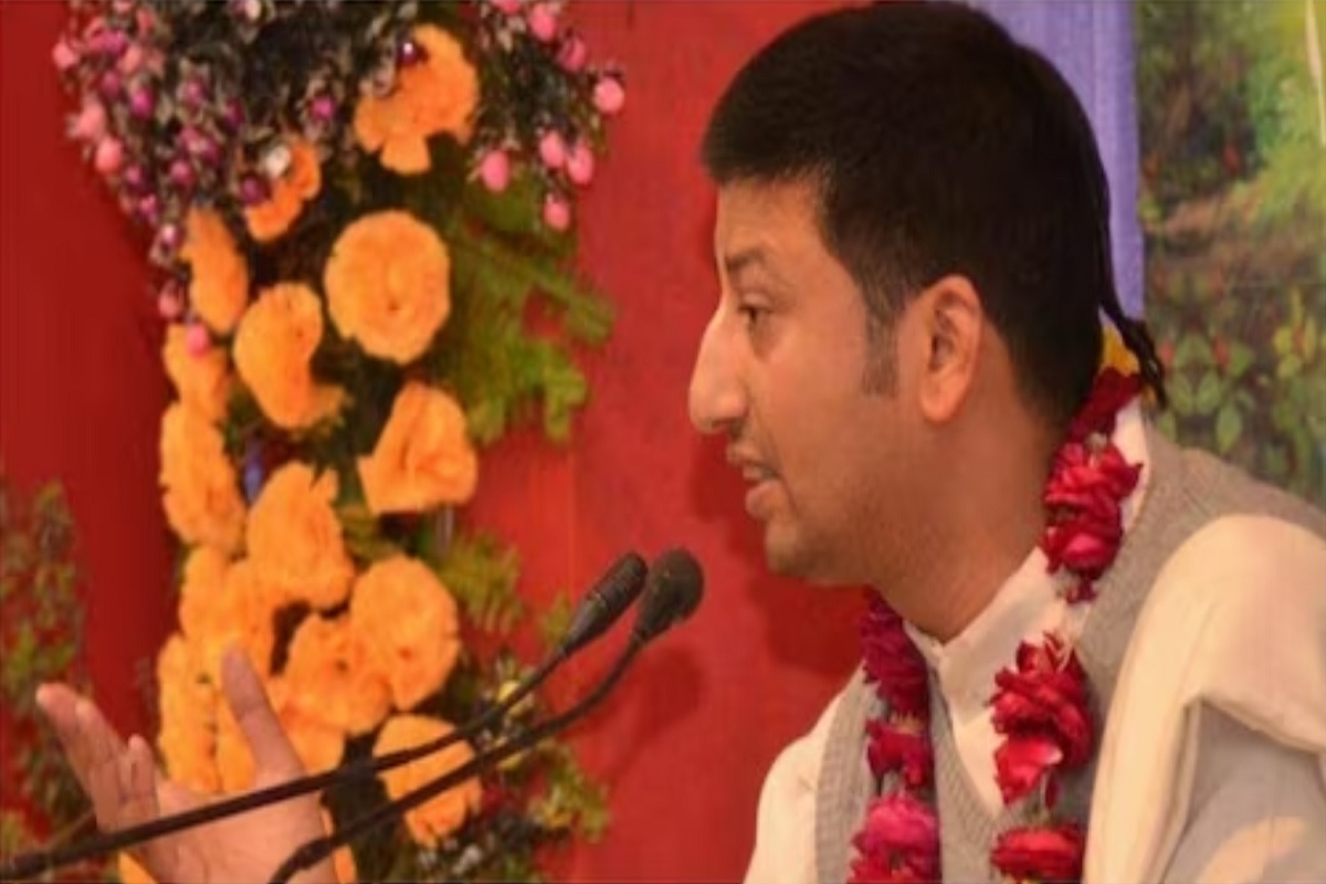 आयुष्य अगदी सुरळीत सुरू असताना त्यांनी स्वतःला कृष्ण भक्तीत रमवून घेतलं.