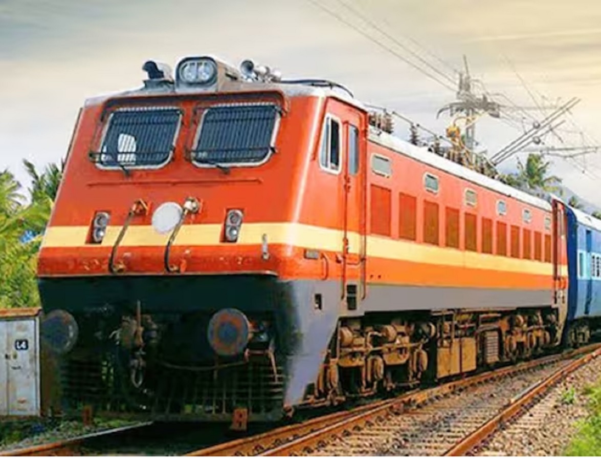रेल्वेने गाड्यांची संख्या वाढवली आहे. कोरोनापूर्वीच्या तुलनेत ट्रेनमधून प्रवास करणाऱ्या प्रवाशांची संख्याही वाढली आहे. प्रवाशांची वाढती गर्दी लक्षात घेता रेल्वेने सोयीसाठी गाड्यांची संख्या वाढवली आहे. कोरोनापूर्वीच्या तुलनेत सुमारे पाच टक्के जास्त गाड्या धावत आहेत.