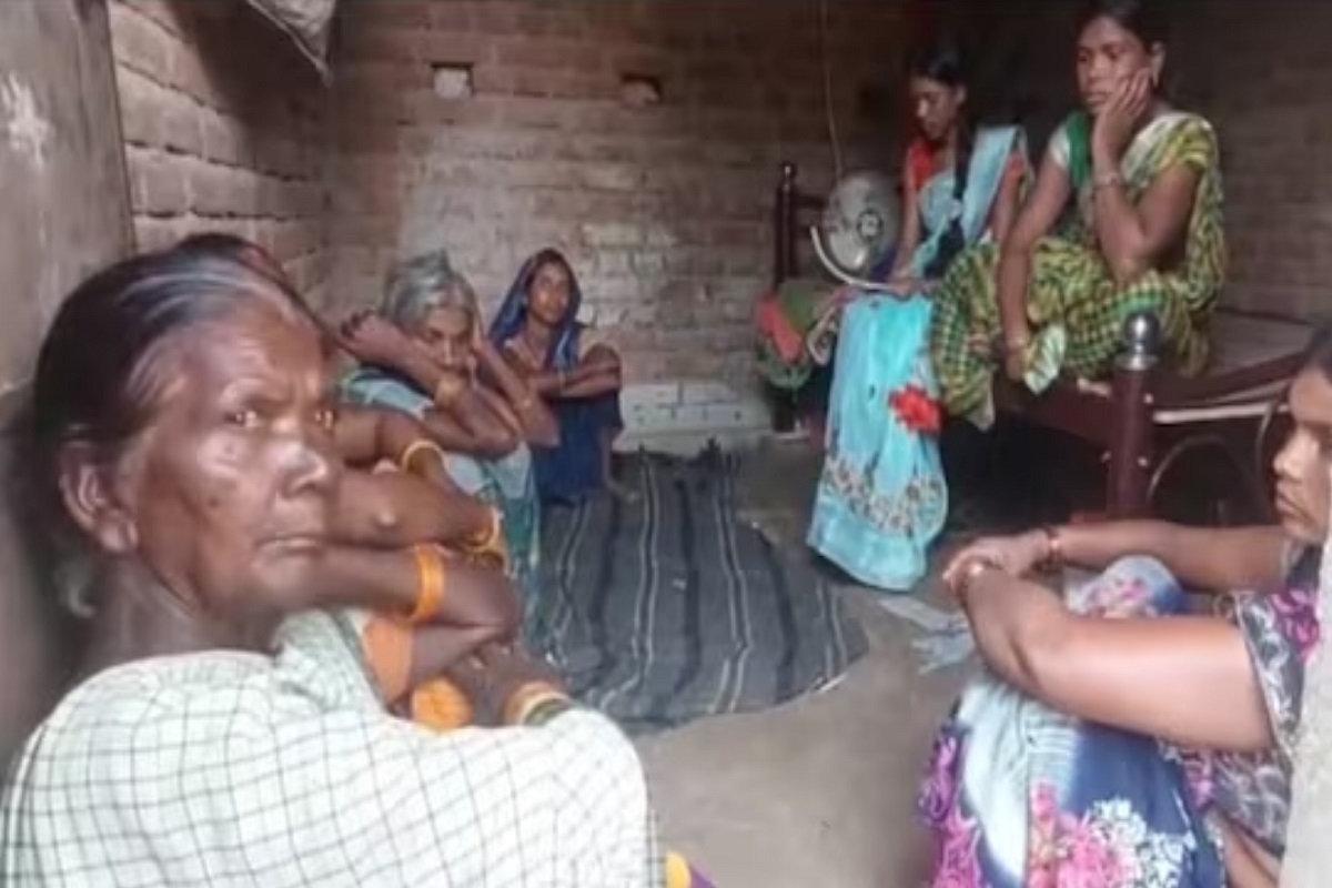 कुटुंबीयांची रडून रडून वाईट अवस्था झाली. नातेवाईकमंडळी त्यांच्या भेटीला येऊ लागले आहेत.