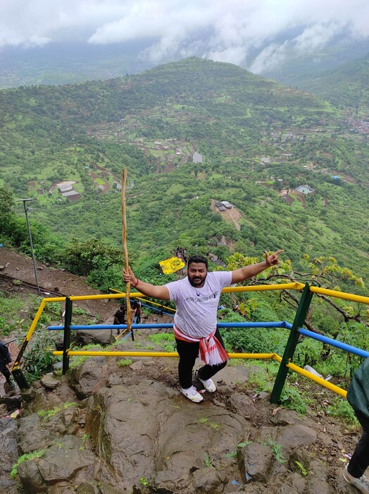 सह्याद्रीच्या कुशीत असलेल्या महाराष्ट्रातील सर्वाधिक उंचीच्या कळसूबाई शिखराची उंची समुद्रसपाटीपासून 1 हजार 646 मीटर इतकी आहे. विशेष म्हणजे पावसाळ्यात हे शिखर सर करणे अवघड असते.