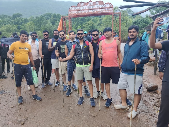 या मोहिमेत त्यांच्यासोबत राहुल भंडारे, अजय केंद्रे, विलास झारखंडे, अनिल झाल्टे जीवन अवचार, रवी मुलचंदाणी, निखिल कबुतरे, सुधीर देशमाने, जय जोशी, स्वप्निल खाडे, अमोल शेळके, माधव जेथे, सुनील रमडवाल, रिकोर्ड पॉवेल हे सहभागी होते.