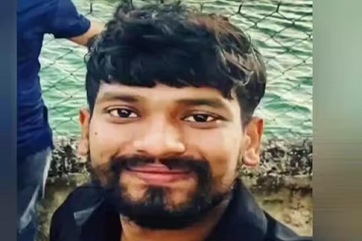 गळ्याभोवती फास आवळल्याने त्याचा मृत्यू झाला.