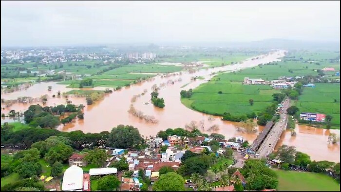 कोल्हापूरच्या आंबेवाडी, चिखली परिसरातील नागरिकांचे स्थलांतर सुरू झाले आहे. कोल्हापूर शहरात उभारण्यात आलेल्या निवारा केंद्रांमध्ये, आपापल्या नातेवाईकांच्या घरी नागरिक स्थलांतरीत होत आहेत.