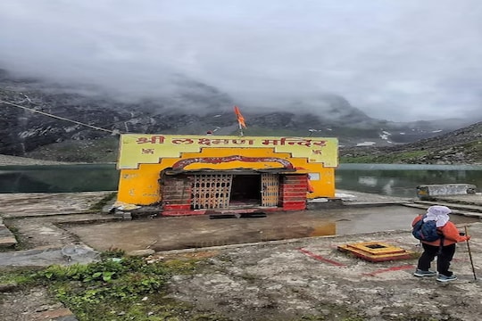 याठिकाणी दोन धार्मिक स्थळं एकत्र पाहायला मिळतात. 