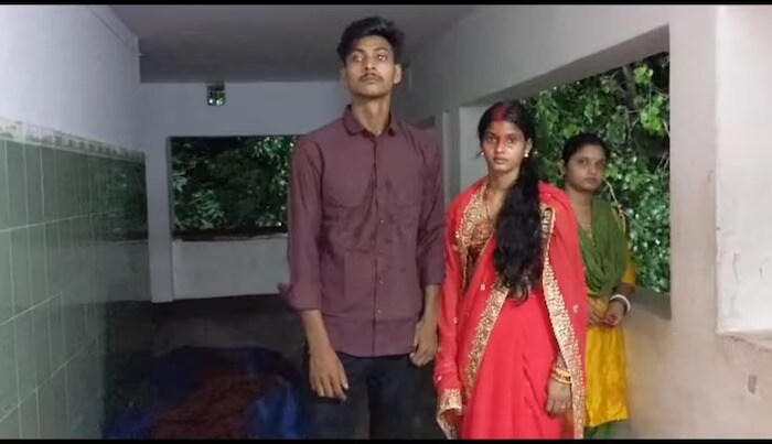 दोन्हीही जण ठरल्यानुसार एकमेकांना भेटायला आले. मात्र, ही बाब त्यांच्या घरच्यांना माहिती झाली आणि त्यांनी त्या हॉटेलमध्ये धाव घेत त्यांना एकाचवेळी पकडले. यानंतर सर्वानुमते दोघांचे लग्न लावून देण्यात आले. शहरातील पतनेश्वर मंदिरात सायंकाळी हा विवाहसोहळा पार पडला. ही घटना जमुईच्या सदर ठाणे क्षेत्राच्या अगहरा गावातील आहे. 