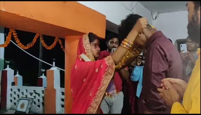 लग्नानंतर प्रियकर आनंदने सांगितले की, मनीषा आणि तो दोघांमध्ये वर्षभरापासून एकमेकांवर प्रेमसंबंध होते. मंगळवारी तो मनीषाला भेटायला आला होता. तिथं तिच्या घरच्यांना ही बाब कळली. 