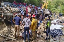 40 फूट खोल दरीत कोसळली बस; 27 ठार, थरारक अपघाताचे Photo
