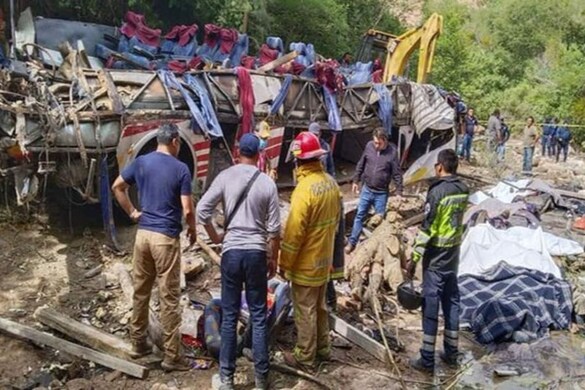 40 फूट खोल दरीत कोसळली बस; 27 ठार, थरारक अपघाताचे Photo