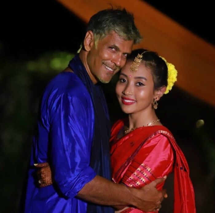 फिटनेस आणि मॉडेलिंगमुळे तरुणाईच्या गळ्यातील ताईत झालेला मिलिंद त्याच्या अफेअर्समुळेही अनेकदा लाइमलाइटमध्ये राहिला. मिलिंदची पाच अफेअर्स झाली आणि 2018 मध्ये त्याने त्याच्यापेक्षा 25 वर्षांनी लहान अंकिताशी लग्न केलं.
