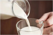 Milk Before Bad Benefits : रात्री गरम दूध पिणं खरंच शरीराला उपयुक्त असतं का?