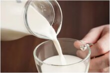 Milk Before Bad Benefits : रात्री गरम दूध पिणं खरंच शरीराला उपयुक्त असतं का?