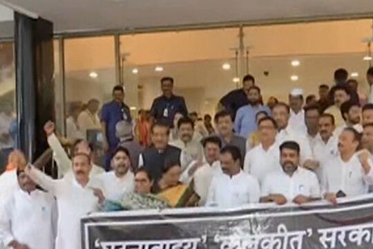 विरोधी पक्षाकडून घोषणाबाजी  