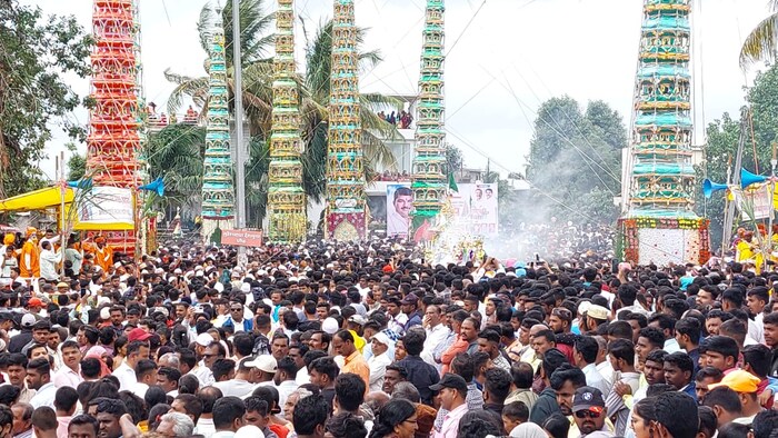 डोळ्याचे पारणे फेडणाऱ्या या नेत्रदीपक सोहळ्यात गगनचुंबी ताबूत पाहून भाविक अक्षरशः मंत्रमुग्ध झाले होते.