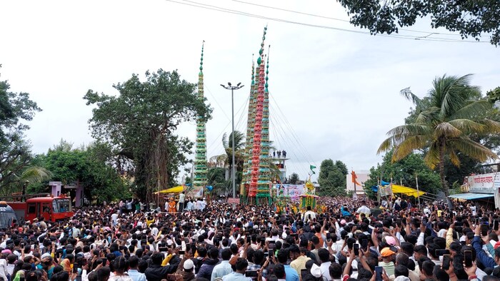 शनिवारी सकाळी नऊ वाजता शिवाजीनगर, निमसोड, सोहोली, कडेपूर, नेर्ली आदी गावातील मानकऱ्यांना वाजत-गाजत ताबूताच्या ठिकाणी आणण्यात आले. त्यानंतर पूजा करून मानाचा सातभाई यांचा उंच ताबूत दुपारी उचलण्यात आला. येथून भेटी सोहळ्यास प्रारंभ झाला.