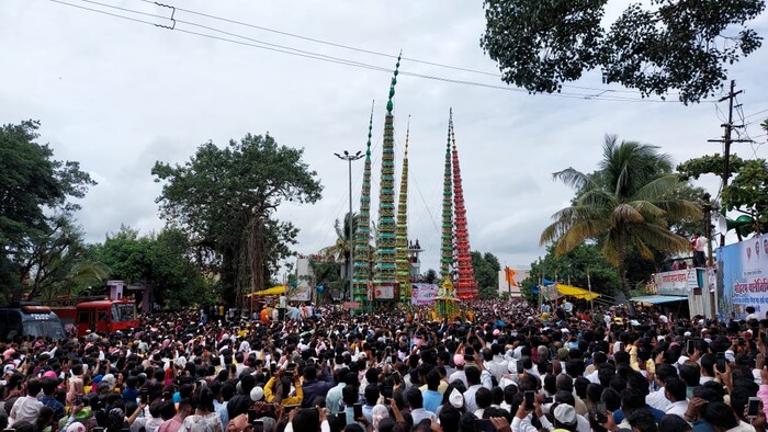 सर्व ताबूत माना प्रमाणे सुरेश बाबा देशमुख -मोहरम चौकात एकत्रित केले गेले. त्यानंतर दुपारी दीडला ताबूत उचलण्यात आले व मुख्य भेटीचा सोहळा सुरू झाला.