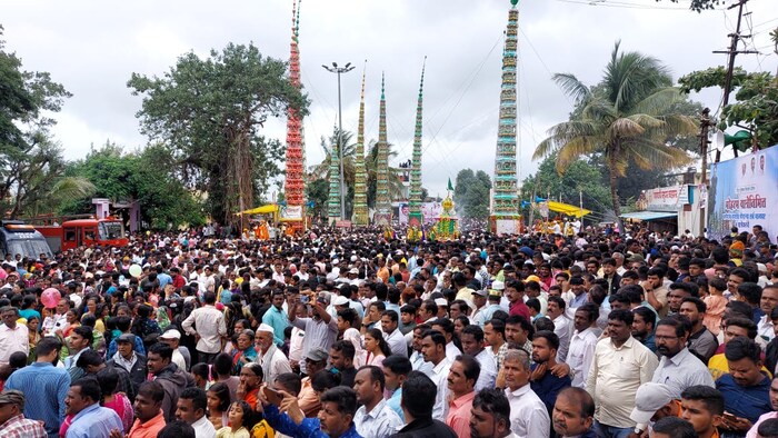  हिंदू-मुस्लिम ऐक्याचे प्रतीक म्हणून महाराष्ट्रासह संपूर्ण देशात  कडेगाव प्रसिद्ध आहे. येथील मोहरमच्या ताबूत भेटीचा दिमाखदार व डोळ्यांचे पारणे फेडणारा सोहळा आज हजारो भाविकांच्या उपस्थितीत संपन्न झाला.