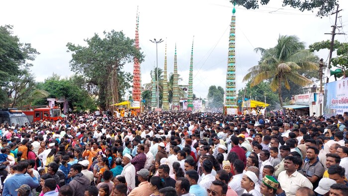 मोहरमनिमित्त येथे 125 ते 150 फूट उंचीच्या गगनचुंबी ताबूतांच्या भेटी सुरेश बाबा देशमुख मोहरम चौक येथे संपन्न झाल्या. हा सोहळा पाहण्यासाठी महाराष्ट्र व कर्नाटक राज्यातून हजारो भाविक आले होते.